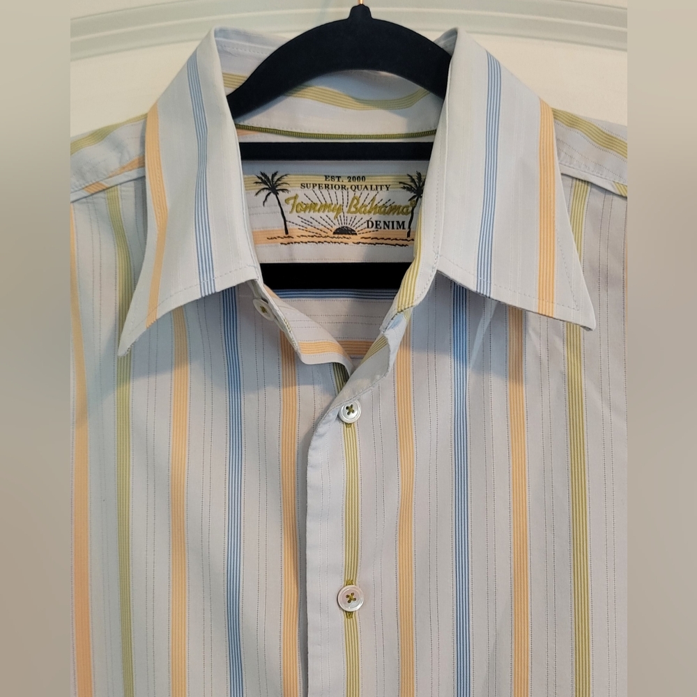 Tommy Bahama Mens Buton Down Size Large.